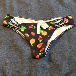 Peek through hip-huggers